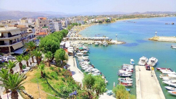 A coastal town with a marina, buildings, and a beach. - Chania Experience Residence (Chania)