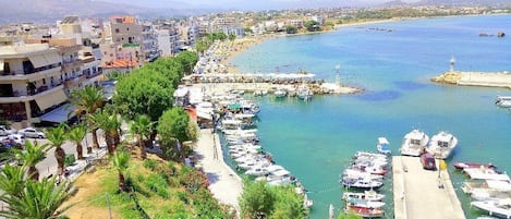 Ubicación a pie de playa, arena blanca y 5 bares en la playa