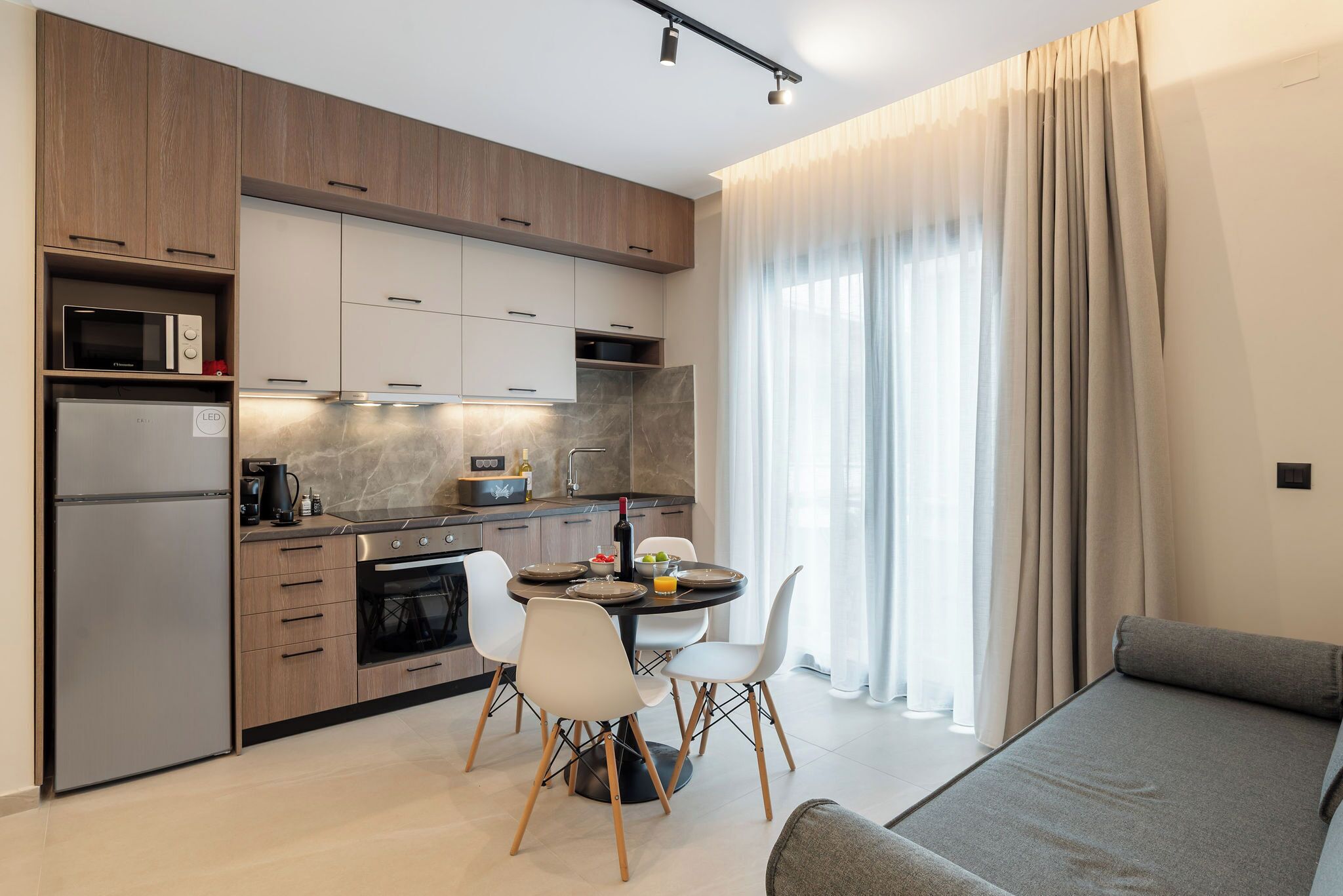 Geladeira, fogão, cooktop, talheres/pratos/utensílios de cozinha