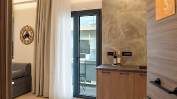 Fridge, oven, stovetop, cookware/dishes/utensils