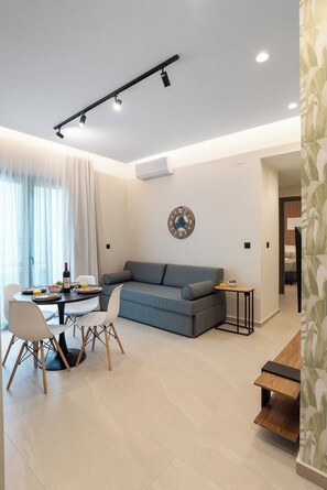50-inch Smart TV with digital channels, Netflix, streaming services - Chania Experience Residence (Chania)