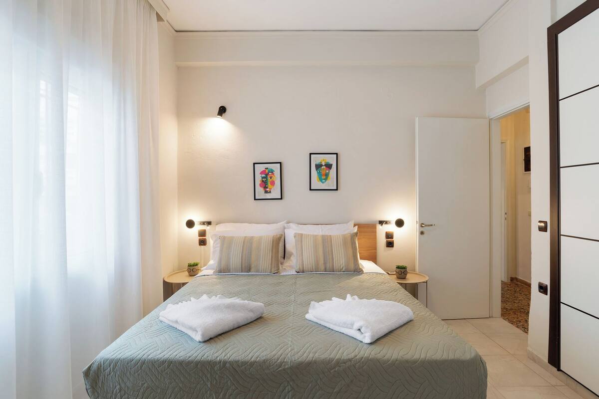 Comfort Διαμέρισμα | Κλινοσκεπάσματα υψηλής ποιότητας, χώρος εργασίας για λάπτοπ 