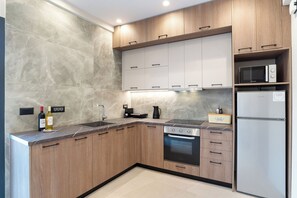 Geladeira, fogão, cooktop, talheres/pratos/utensílios de cozinha