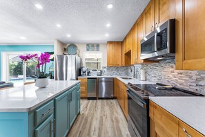 Private kitchen - Luxury 3bed/2bath house with heated pool and AC in peaceful Sarasota (Sarasota)