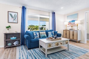 Living area - Luxury 3bed/2bath house with heated pool and AC in peaceful Sarasota (Sarasota)