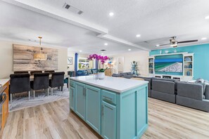 Interior - Luxury 3bed/2bath house with heated pool and AC in peaceful Sarasota (Sarasota)