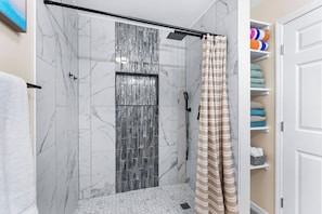 Shower, hair dryer, towels, soap - Luxury 3bed/2bath house with heated pool and AC in peaceful Sarasota (Sarasota)