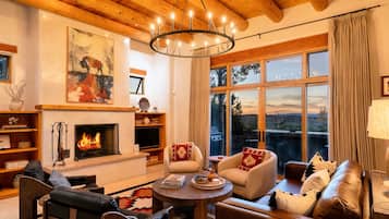 Älytelevisio, takka, kirjoja