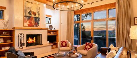 Smart TV, chimenea y libros