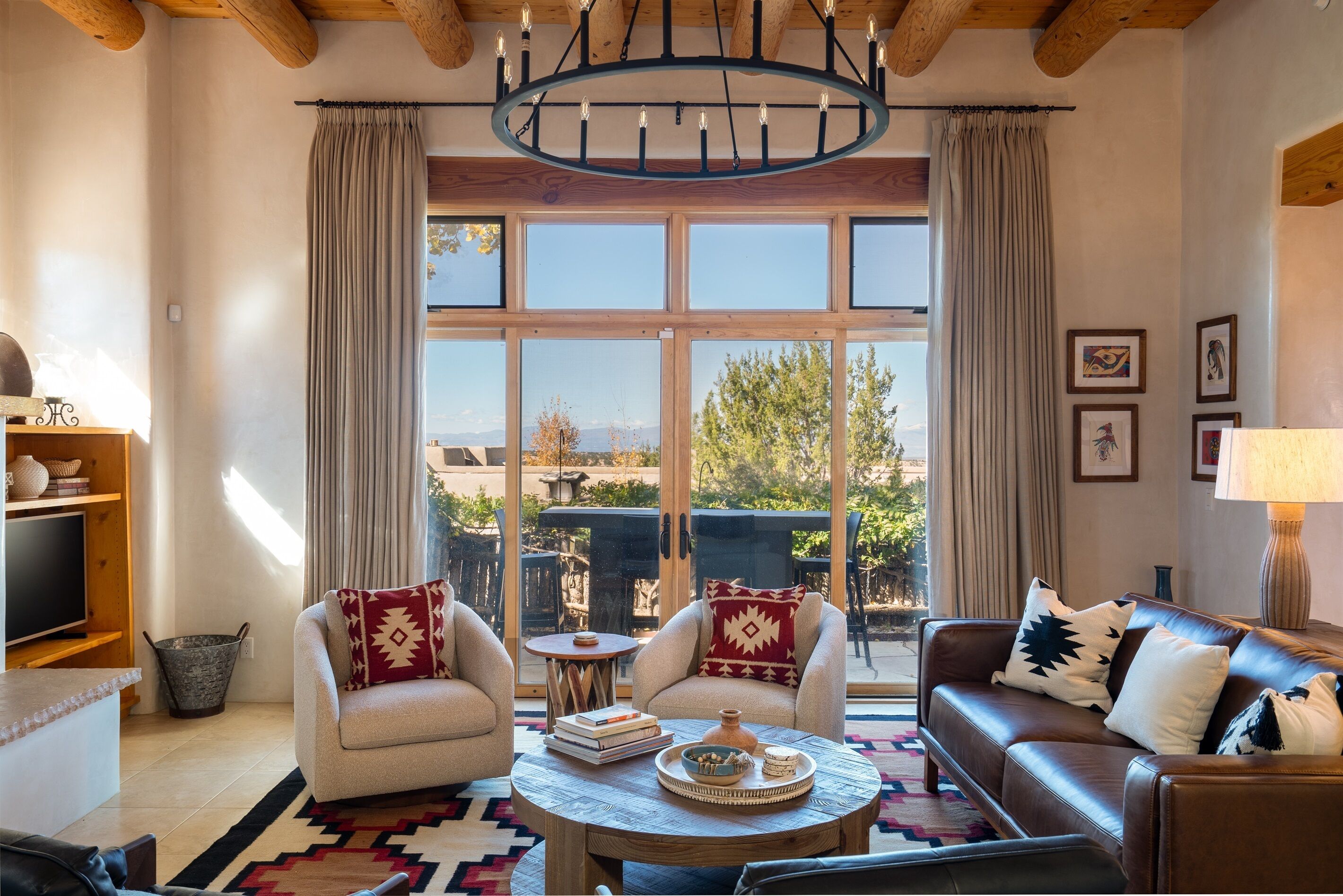 Smart TV, chimenea y libros 