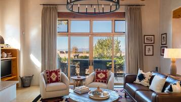 Smart TV, chimenea y libros