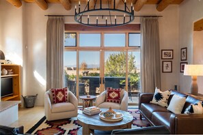 Smart TV, chimenea y libros 