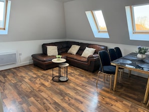 Living area - Guildford Court Apartment Colchester (Colchester)