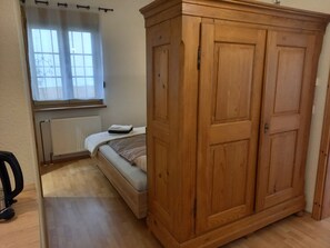 1 bedroom, iron/ironing board, WiFi, bed sheets - Oasis on the edge of the Black Forest m. Courtyard, garden, terrace and lots of play equipment (Malsch)