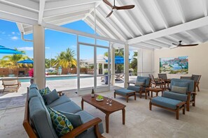 Outdoor dining - Villa Cariad (Turks and Caicos)