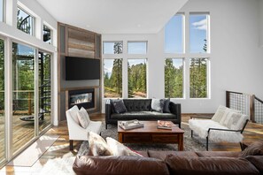 Smart-TV, Kamin, Videospiele, Tischfußball