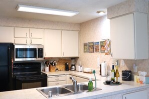 Een koelkast, een microgolfoven, een oven, een kookplaat