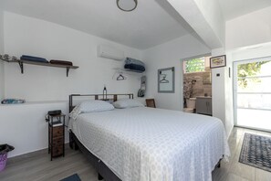 Een strijkplank/strijkijzer, gratis wifi, beddengoed