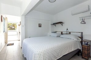 Een strijkplank/strijkijzer, gratis wifi, beddengoed