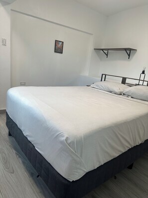 Een strijkplank/strijkijzer, gratis wifi, beddengoed