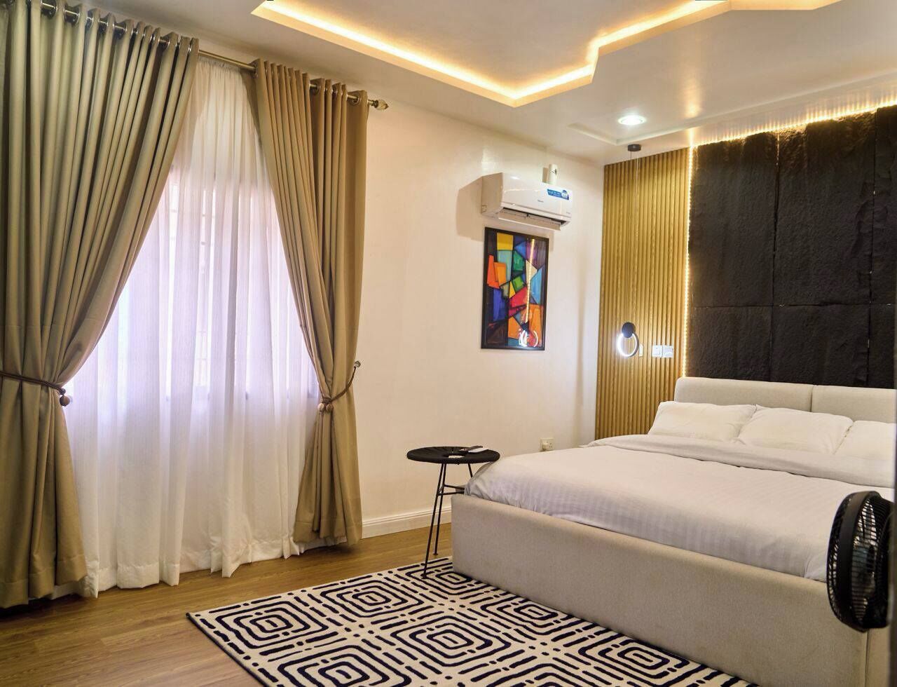 Standard Apartment, Balcony, City View | Peti besi dalam bilik, meja, ruang kerja komputer riba 