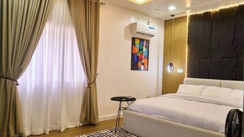 Standard Apartment, Balcony, City View | Peti besi dalam bilik, meja, ruang kerja komputer riba