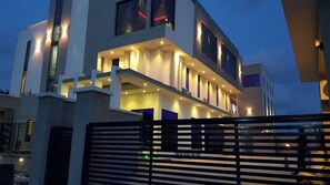 ด้านหน้าที่พัก - ตอนเย็น/กลางคืน