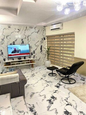 Apartamento standard, sacada, vista para a cidade | Área de estar
