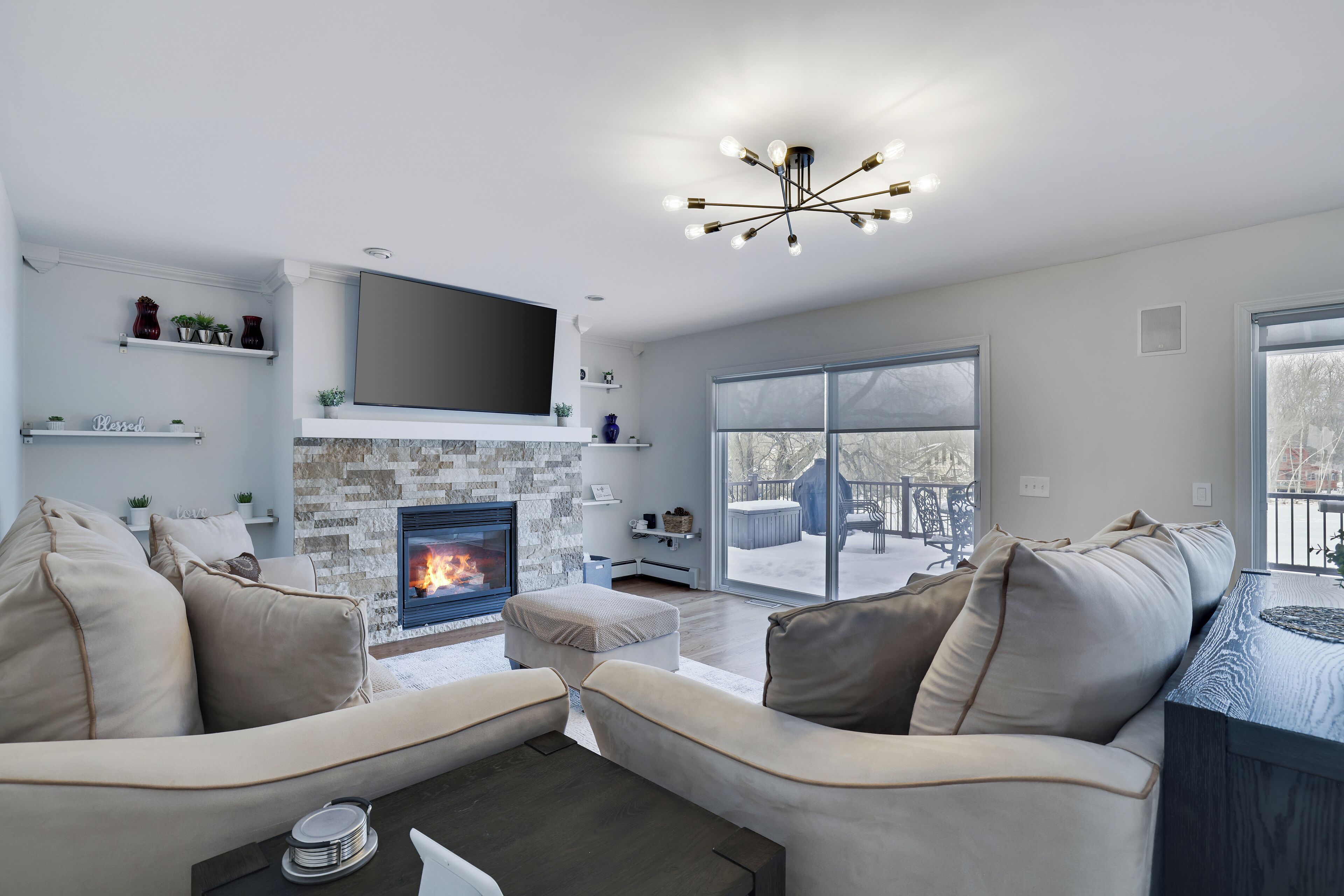 Älytelevisio, takka, kirjoja, musiikkikirjasto