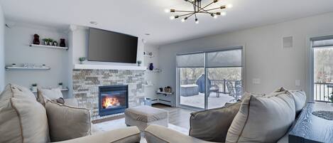 Smart TV, chimenea, libros, biblioteca de música