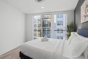 3 bedrooms, WiFi, bed sheets - Chic 3BR Near Liberty Bell | Sleeps 8 in Style (Philadelphia)