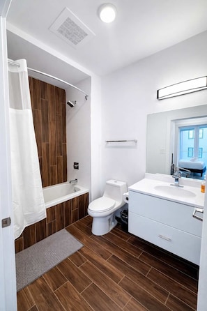 Dusche, Haartrockner, Handtücher