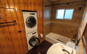 Sèche-cheveux, serviettes fournies, savon, papier toilette