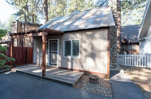 Romantic one bedroom, one bath cabin with white picket fence in.
Extremely cozy.