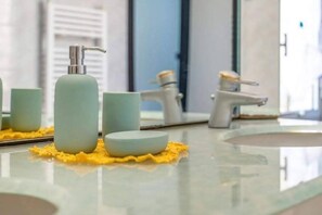 Shower, hair dryer, bidet, towels