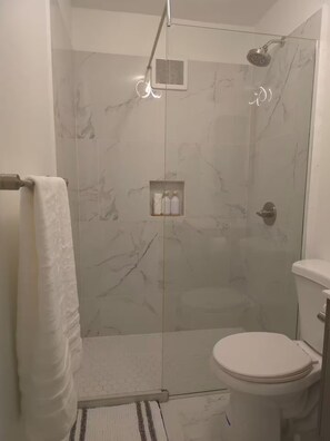 Shower, hair dryer, towels, soap - Flor Amapola Unit# 1 / Camelia House (Aguadilla Pueblo)