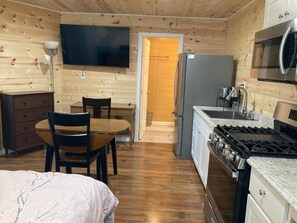 Private kitchen - Cozy Efficiency Studio Apartment On Ginkgo Farm (Liberty)