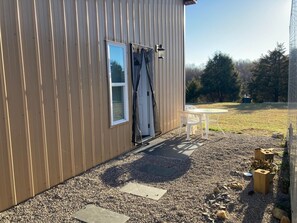 Outdoor dining - Cozy Efficiency Studio Apartment On Ginkgo Farm (Liberty)