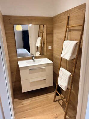 4 Schlafzimmer, Bügeleisen/Bügelbrett, Internetzugang, Bettwäsche