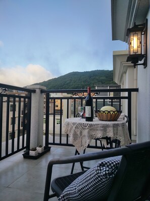 Luxe driepersoonskamer, uitzicht op binnenplaats | Gratis wifi