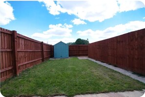 Property grounds - Modern Townhouse in Peterborough (Peterborough)