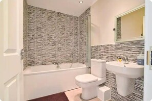 Separate bathtub and shower, deep-soaking bathtub, free toiletries - Modern Townhouse in Peterborough (Peterborough)