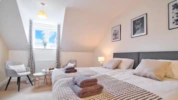 4 phòng ngủ, bàn, bàn ủi/dụng cụ ủi quần áo