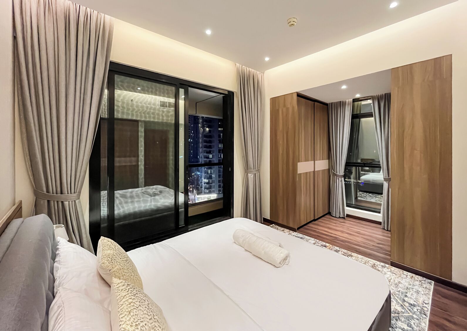 Iron/ironing board, Internet, bed sheets