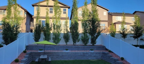 Home, away from home - 15min to Airport.