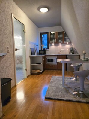 Coffee/tea maker, fridge, microwave, oven - "Creative time-out in the studio apartment of a fisherman in Zingst" (Zingst)
