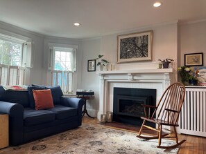 Smart TV, DVD player, books, stereo - Spacious 5-bedroom home with private yards - near Brown/RISD (Providence)