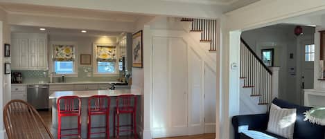 TV connectée, lecteur de DVD, livres, chaîne hi-fi