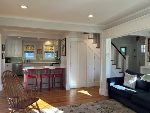 Spacious 5-bedroom home with private yards - near Brown/RISD