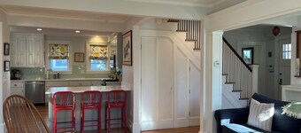 Spacious 5-bedroom home with private yards - near Brown/RISD